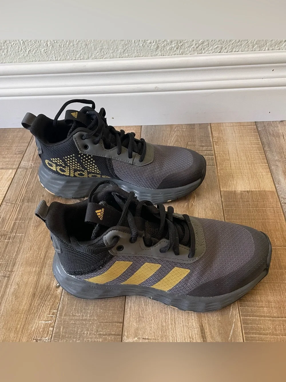 adidas Ownthegame 2.0 Kids Size 2 Basketball Shoes Gray Gold Black